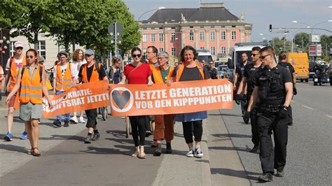 Am Mittwochnachmittag In Potsdam Letzte Generation Ruft Zu