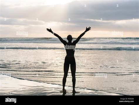 Offene Arme Silhouette Fotos Und Bildmaterial In Hoher Aufl Sung Alamy