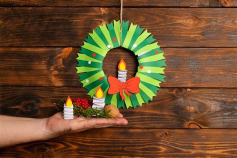 DIY fabriquer une couronne de Noël en papier