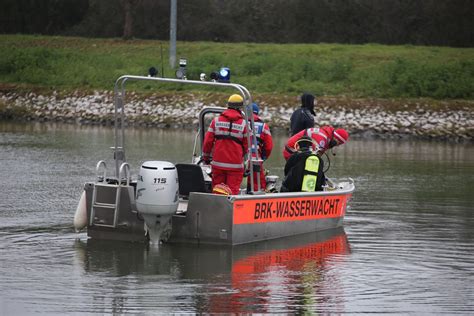 Nach Schiffs Unfall zufällig entdeckt Pkw mit Leiche im Main Donau