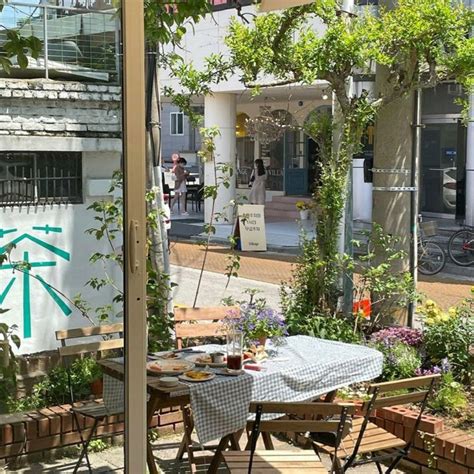 An Outdoor Dining Area With Tables And Chairs