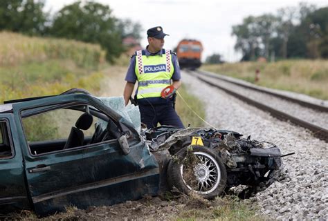 Jutarnji List Vlak Naletio Na Automobil U Kojem Su Bile Tri Osobe