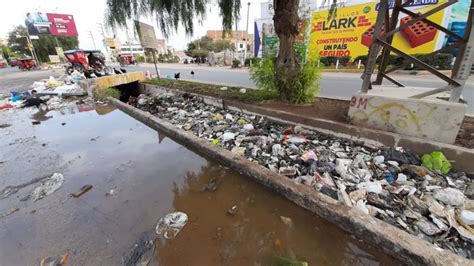 Lambayeque Chiclayo Tiran Basura Y Desmontes Y Acequia Se Desborda