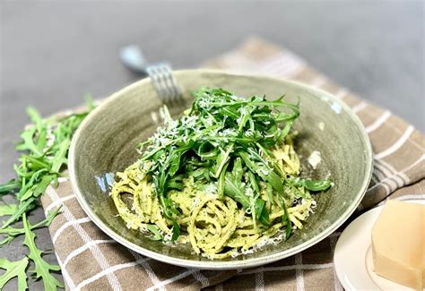 Spaghetti Mit Rucola Walnuss Pesto Essen Wissen Stiftung Eildermann