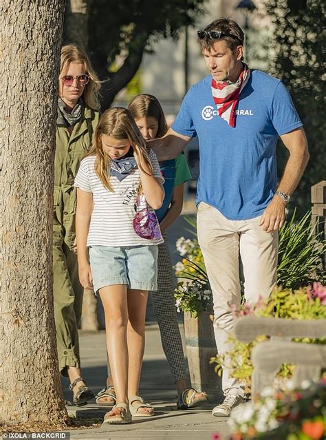 Rebecca Romijn steps out with husband Jerry O'Connell and their ...