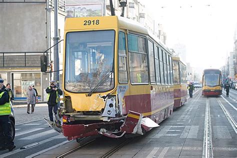 Tramwaj Zderzy Si Z Samochodem W Odzi Dwie Osoby Nie Yj