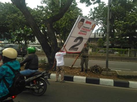 Langgar Perda Spanduk Dan Baliho Diturunkan Petugas Gabungan