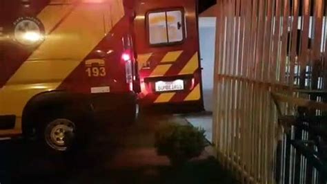 Idosa Sofre Suspeita De Fratura Na Perna Ap S Cair Em Resid Ncia Na