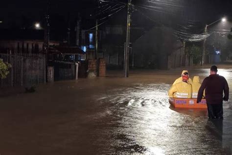 Ciclone No RS Causa Alagamentos Bloqueio De Estradas E Deixa Milhares