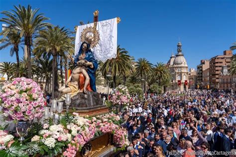 Miles De Personas Arropan A La Caridad En La Conmemoraci N De Los