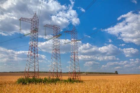 L Neas El Ctricas De Alto Voltaje Imagen De Archivo Imagen De Tierra