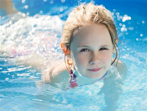 Portrait De Petite Fille Mignonne Dans La Grande Piscine Gonflable