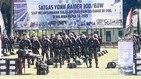 Anggota Tni Yonif Raider 300 Brajawijaya Jaga Batas Papua Png