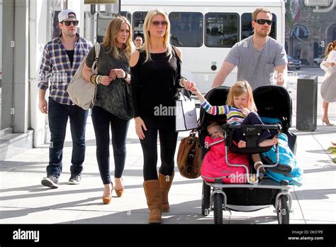 Mike Comrie And Hilary Duff Hilary Duff Shows Off Her Growing Baby Bump