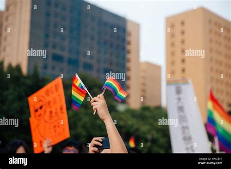 Banderas de colores del arco iris fotografías e imágenes de alta