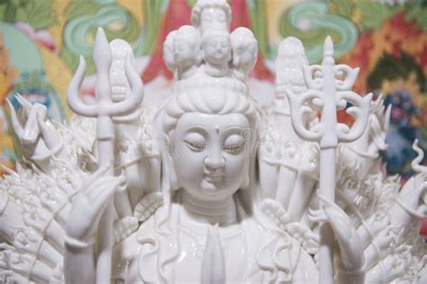 La Diosa De La Piedad Conocida Como Quan Yin O La Estatua De Guan Yin