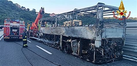 Bus Da Turismo Distrutto Dalle Fiamme In Galleria Sulla Autostrada A12