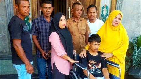 Warga Kurang Mampu Di Aceh Barat Terima Bantuan Kursi Roda