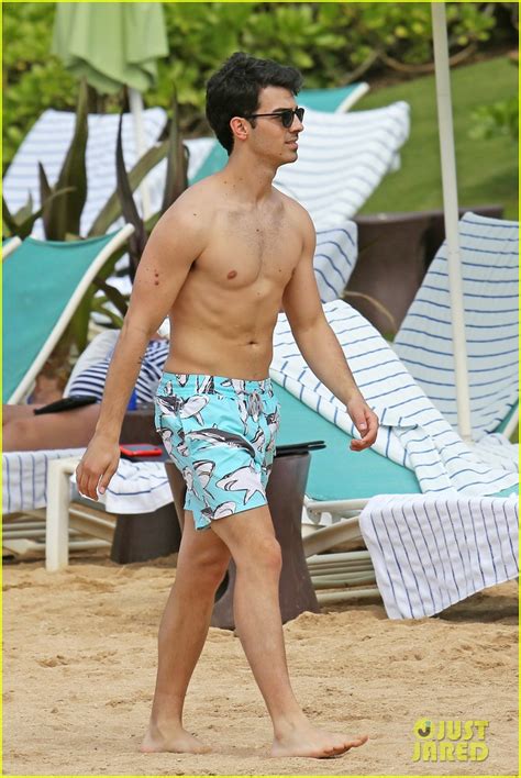 Joe Jonas Shirtless Beach Frisbee Player In Hawaii Photo 3023730 Joe Jonas Jonas Brothers