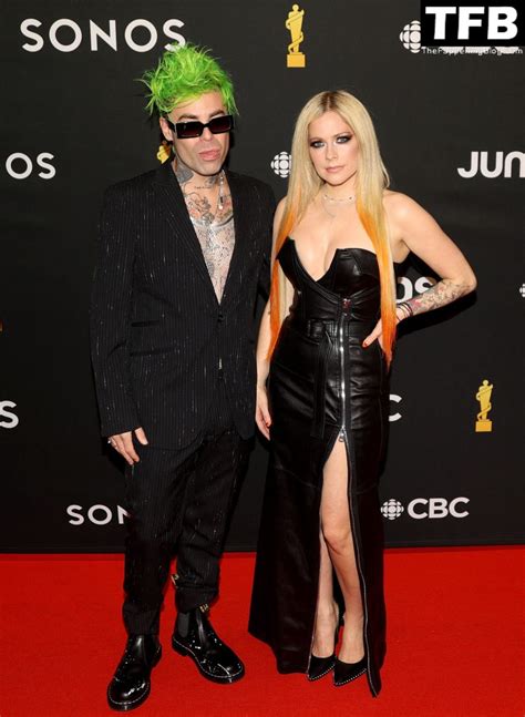 Avril Lavigne Flaunts Her Tits At The 51st Annual JUNO Awards 6 Photos