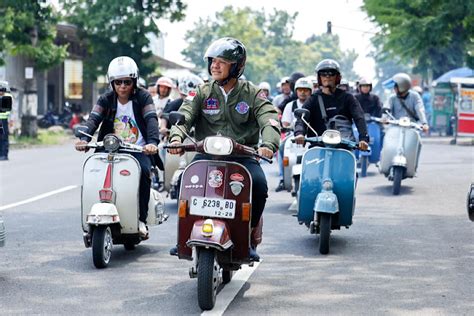 Ganjar Gandeng Komunitas Vespa Untuk Blusukan Cek Harga Sembako Di