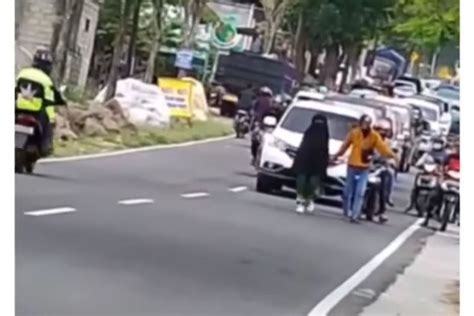 Foto Viral Video Seorang Perempuan Berjalan Santai Di Tengah Jalan