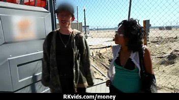 desesperada desnuda en público y folla para pagar el alquiler XVIDEOS