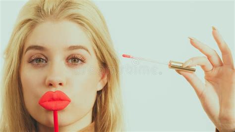 Woman Applying Lipstick Or Lip Gloss Stock Image Image Of Visage