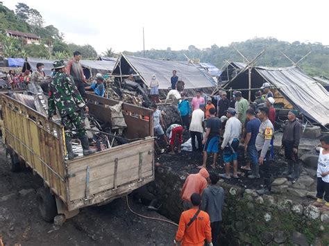 Gotong Royong Pasca Kebakaran Di Dusun Musuk TNI Polri Kompak Bantu