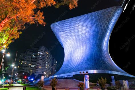 Fotografía Museo Soumaya En La Ciudad De México De Noche Iluminado