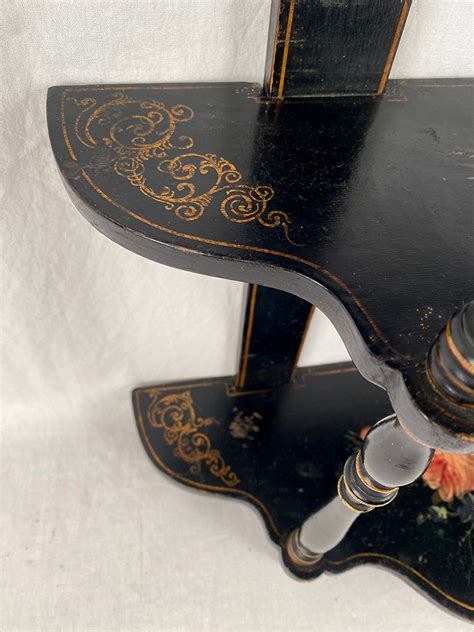 Etagère murale Napoléon III en bois laqué noir et décors peints de