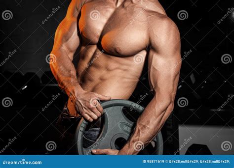 Homme Dans Le Gymnase Type Musculaire De Bodybuilder Faisant Des