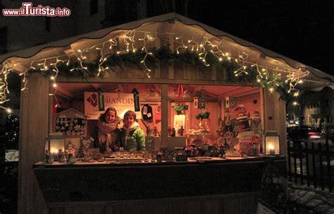 Bancarella Nel Villaggio Sotto L Albero Di Foto Predazzo