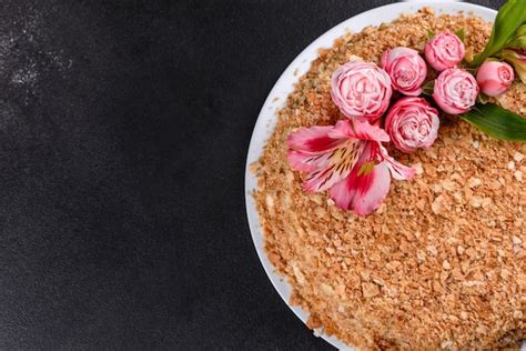 Torta Deliciosa Fresca Napoleon Con Crema En Un Fondo Oscuro Pastel