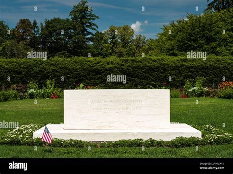 Franklin D. Roosevelt & Eleanor Roosevelt's Grave Site Home of Franklin ...