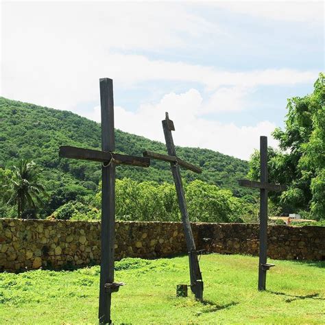 Sintético 91 Foto Están Clavadas Dos Cruces En El Monte Del Olvido