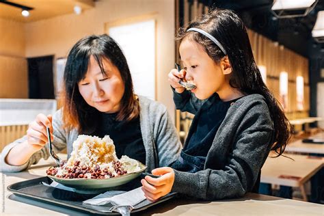 «mother And Daughter In Cafe Del Colaborador De Stocksy «maahoo Stocksy