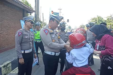 Operasi Patuh Candi 2024 Polres Kendal Bagi Bagi Helm Dan Cek