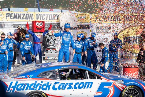 Kyle Larson Scores Dominant Las Vegas Victory