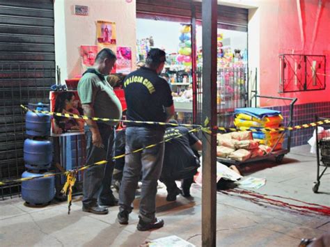 G1 Dupla suspeita de assalto é morta dentro de mercadinho em Manaus