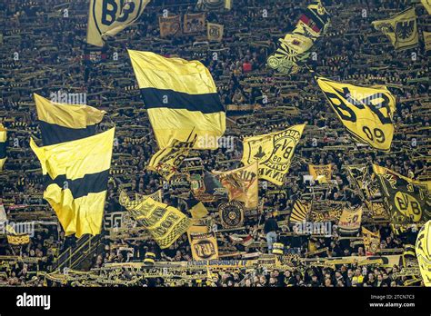 Dortmund Gelbe Wand Beim Spiel Der Uefa Champions League Gruppe F