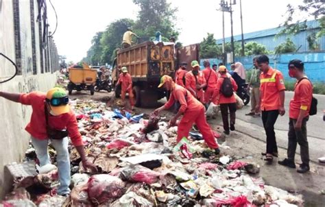 Sampah Menumpuk Di Sisi Pasar Induk Cibitung Akhirnya Diangkut Petugas