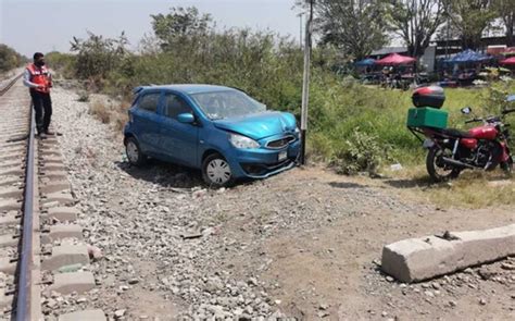 De Milagro Apresurada Conductora Intenta Ganarle El Paso Al Tren Es