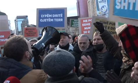 Protestuesit mblidhen në sheshin Zahir Pajaziti nis protesta e PSD së