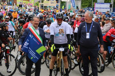 Giro D Italia Oggi L Arrivo A Campo Imperatore Marsilio In Sella Alla