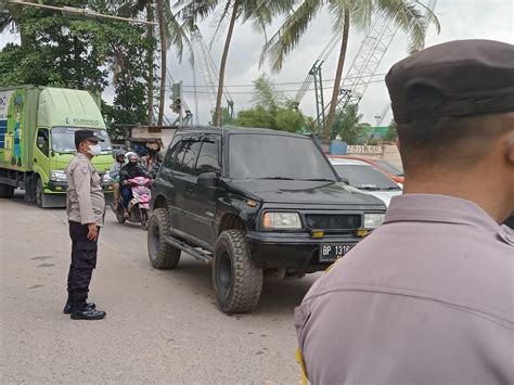 Personil Polsek Batu Ampar Gerak Cepat Laksanakan Pengaturan Lalin Saat