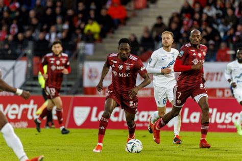 Football Ligue Saint Etienne Met La Pression Sur Le Leader Annecy