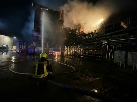 Brand in Sägewerk Rund 250 Einsatzkräfte im Einsatz