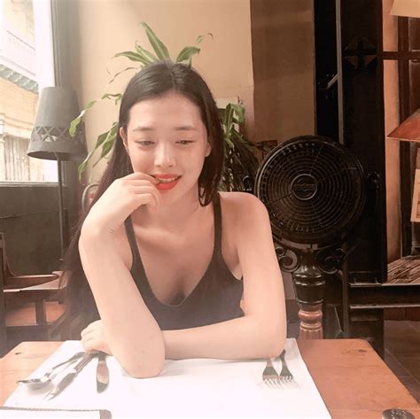 Sulli Doesn T Wear A Bra Again Koreans React Positively Koreaboo