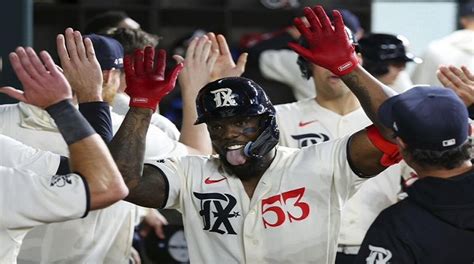 Adolis García Hace Historia En La Mlb Con Juego De 3 Jonrones Y 2 Dobles Dateando